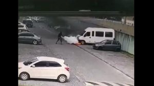 Imagem Vídeo: moradores controlam incêndio em van em estacionamento de condomínio