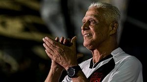 O ex-jogador Roberto Dinamite durante evento de inauguração de sua estátua ano estádio de São Januário, no Rio de Janeiro. A peca em bronze é uma homenagem ao ídolo da torcida do Vasco. | Foto: Thiago Ribeiro /Agif/Folhapress