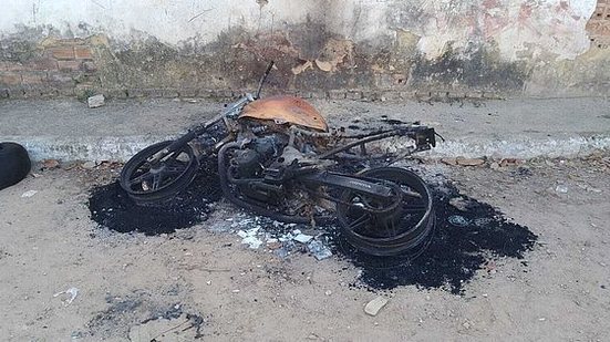 A motocicleta foi destruída e o suspeito fugiu do local | Cortesia