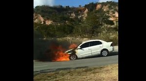 Carro pega fogo na Av. Pierre Chalita | Reprodução / Redes Sociais