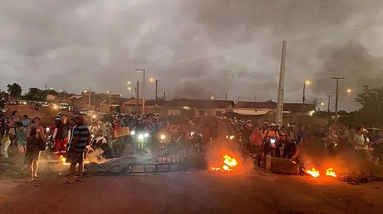 Protesto reúne dezenas de moradores do Aprígio Vilela e congestiona trânsito na Ecovia Norte | Luciano Steiger/Cortesia ao TNH1