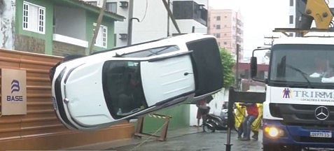 Imagem Carro engolido por cratera na Jatiúca é retirado por guincho