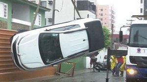 Imagem Carro engolido por cratera na Jatiúca é retirado por guincho