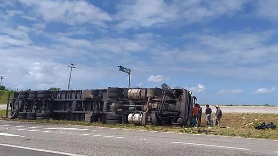 Imagem Vídeo: carreta carregada de cerveja tomba e população saqueia carga