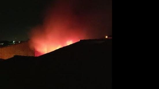 Fogo teria começado durante a madrugada desta segunda (27) | Foto: Reprodução