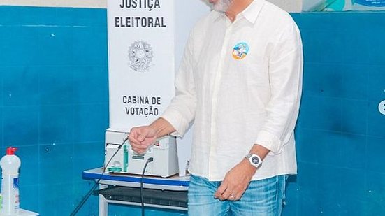 O presidente da Câmara dos Deputados, Arthur Lira (PP-AL), votou no começo da tarde deste domingo (6) numa escola em Pilar | Reprodução / Instagram @oficialarthurlira