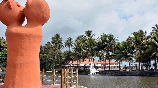 Imagem Hotel Jatiúca revitaliza entorno de esculta gigante no Posto 7