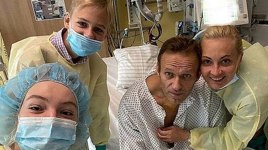 Imagem de 2020: o líder opositor russo Alexei Navalni com sua família em um hospital alemão enquanto se recupera de um envenenamento | Reprodução / Redes sociais