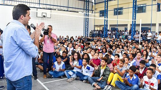 Imagem Prefeito entrega quadra no Village e fardamentos para alunos da rede municipal