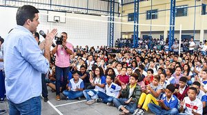 Imagem Prefeito entrega quadra no Village e fardamentos para alunos da rede municipal