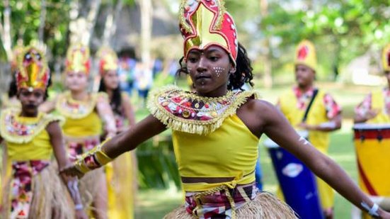 Mulher se apresenta na Serra da Barriga, em União dos Palmares | Foto: Marco Antonio / Agência Alagoas