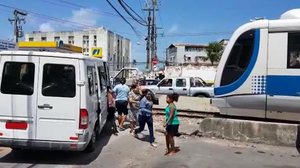 Imagem Vídeo: van estaciona nos trilhos e VLT é obrigado a parar