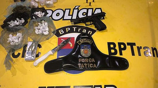 Drogas, balança e pistola foram encontrados com suspeito | Cortesia ao TNH1