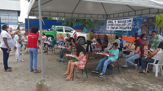 Aula na calçada foi em protesto contra a Prefeitura de Maceió | Foto: Cortesia ao TNH1