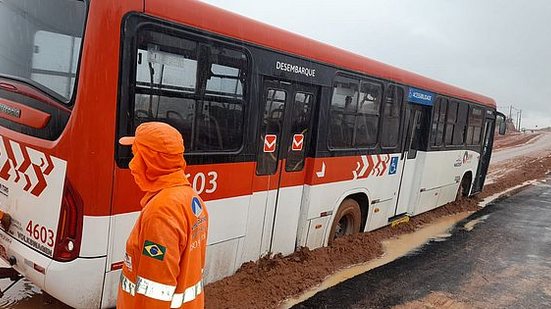 Ônibus ficou atolado e deixou trabalhadores na mão | Foto: Wiliamis Tavares / TV Pajuçara