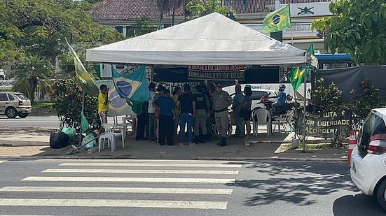 Gerenciamento de Crises da PM está no local dialogando com manifestantes | Foto: Karine Santos/ Cortesia ao TNH1