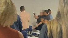 Policial sacou a arma e ameaçou atirar em colega de sala | Foto: Reprodução