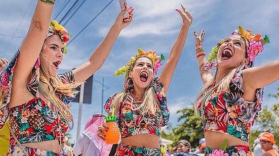 Imagem O brilho é o rei da folia: confira looks e tendências para as prévias de Carnaval 2023