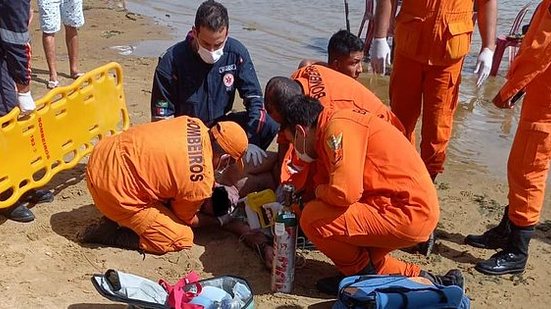 Bombeiros prestam os primeiros socorros à vítima de afogamento em Penedo | Ascom Corpo de Bombeiros