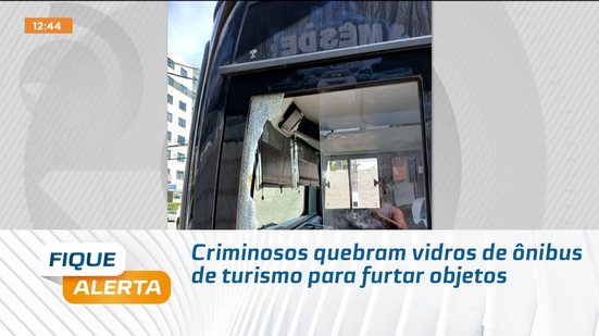 Criminosos quebram vidros de ônibus de turismo para furtar objetos