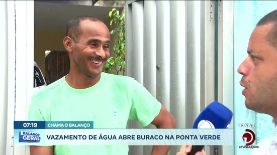 Vazamento de água abre buraco na Ponta Verde