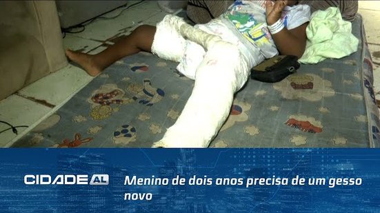 Menino de dois anos precisa de um gesso novo, mas não consegue e convive com a dor