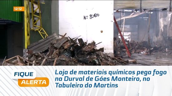 Loja de materiais químicos pega fogo na Durval de Góes Monteiro, no Tabuleiro do Martins