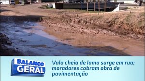 Vala cheia de lama surge em rua; moradores cobram obra de pavimentação