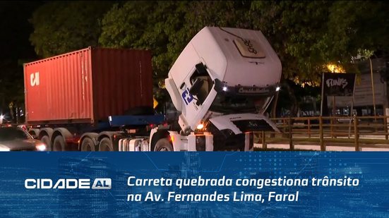 Carreta quebrada congestiona trânsito na Av. Fernandes Lima, Farol