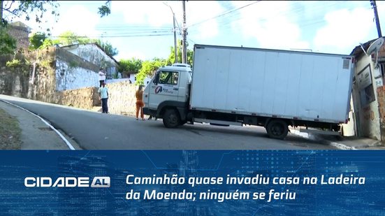 Caminhão quase invadiu casa na Ladeira da Moenda; ninguém se feriu