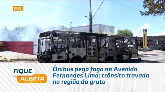 Ônibus pega fogo na Avenida Fernandes Lima; trânsito travado na região da gruta