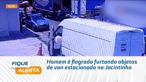 Homem é flagrado furtando objetos de van estacionada no Jacintinho