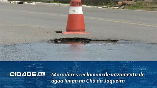 Moradores reclamam de vazamento de água limpa na Chã da Jaqueira