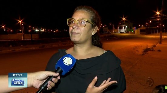 Moradores reclamam de escuridão e distância de ponto de ônibus, no Cidade Universitária