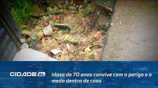 Idoso de 70 anos convive com o perigo e o medo dentro de casa; parte do quintal já desmoronou