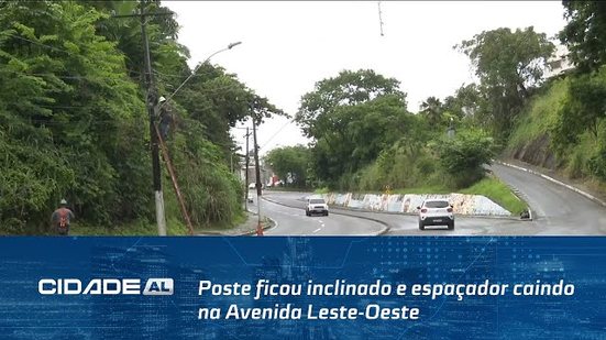 Poste ficou inclinado e espaçador caindo na Avenida Leste-Oeste