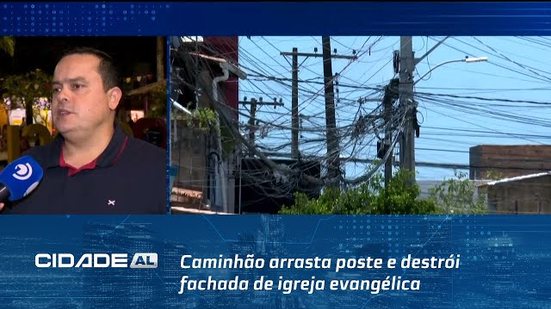 Caminhão arrasta poste e destrói fachada de igreja evangélica