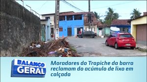 Moradores do Trapiche da Barra reclamam do acúmulo de lixo em calçada