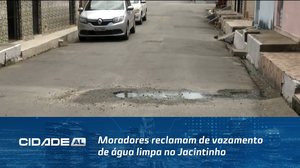 Há Mais de Dois Meses:  Moradores reclamam de vazamento de água limpa no Jacintinho