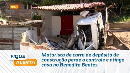 Motorista de carro de depósito de construção perde o controle e atinge casa no Benedito Bentes