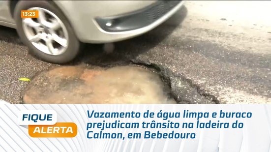 Vazamento de água limpa e buraco prejudicam trânsito na ladeira do Calmon, em Bebedouro