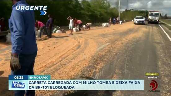 Em Rio Largo: Carreta carregada com milho tomba e deia faixa da BR-101 bloqueada