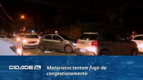 Motoristas tentam fugir do congestionamento na Fernandes Lima, mas acabam parados no Pinheiro