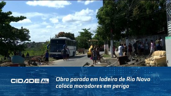 Protesto: Obra parada em ladeira de Rio Novo coloca moradores em perigo