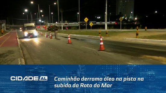 Caminhão derrama óleo na pista na subida da Rota do Mar