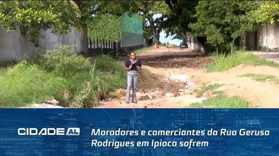 Esperando o asfalto: Moradores e comerciantes da Rua Gerusa Rodrigues em Ipioca sofrem