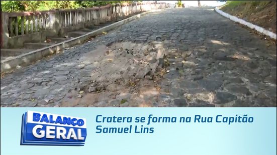 Cratera se forma na Rua Capitão Samuel Lins