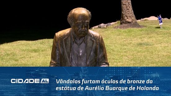 Vândalos furtam óculos de bronze da estátua de Aurélio Buarque de Holanda