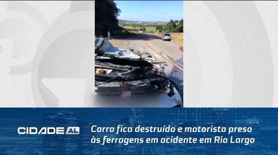 Carro fica destruído e motorista preso às ferragens em acidente em Rio Largo