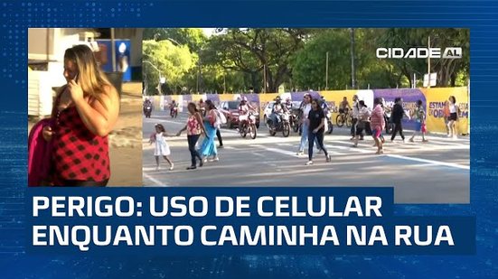 Usar o celular enquanto caminha pode ser perigoso para pedestres